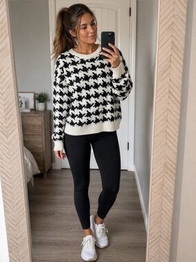 Vylette  Black and White Crew Neck Sweater Size Extra Large